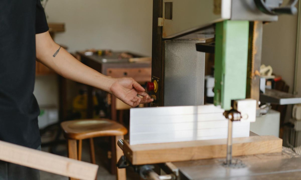 the Difference Between Woodworking and Carpentry